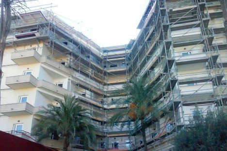 Remodelación de fachadas en Hotel Garonda en Playa de Palma de Mallorca Andamios