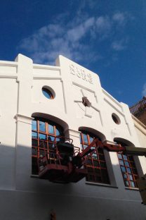 Pintores rehabilitación de fachada con grúa en Mallorca