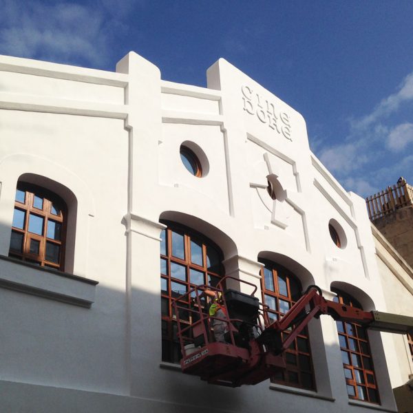 Fachada con pintura al silicato y grua