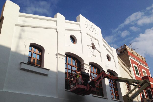 Fachada con pintura al silicato y grua