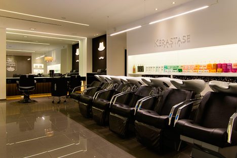 Diseño de interiores con pintura y papel pintado