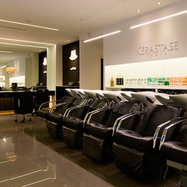 Diseño de interiores con pintura y papel pintado