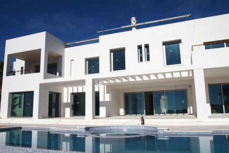 Fachada con pintura alta gama por Pinturas Linares