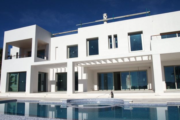 Fachada con pintura alta gama por Pinturas Linares